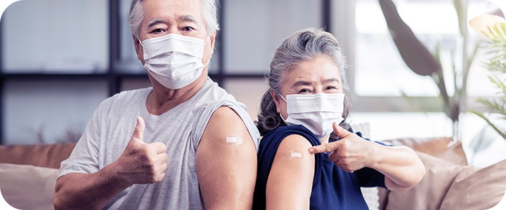 Idosos vacinados após campanha de conscientização da vacinação | MedPlus