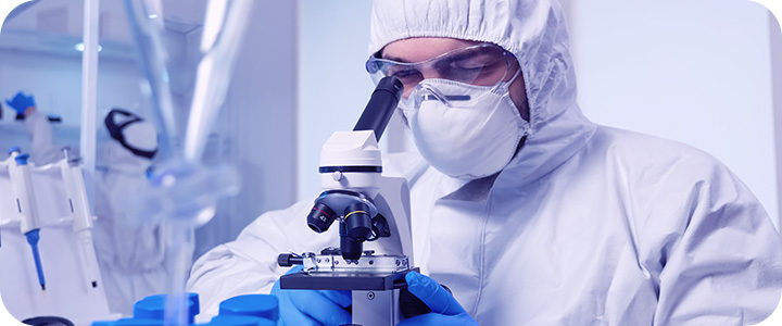 Médico aplicando as técnicas das nanotecnologia no laboratório | MedPlus