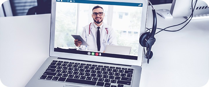 Médico realizando uma teleconsulta | MedPlus