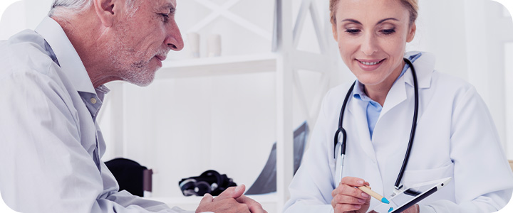 Médico e paciente conversando sobre o diagnóstico médico | MedPlus