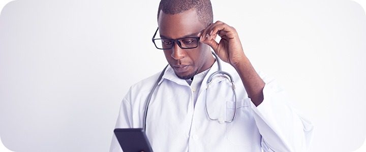 Homem lendo informações do consultório em um dos aplicativos para médicos | MedPlus