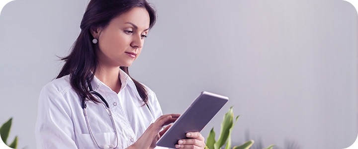Médica trabalhando com um dos aplicativos para médicos | MedPlus