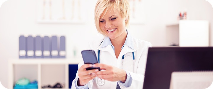 Mulher sorrindo usando um dos aplicativos para médicos | MedPlus